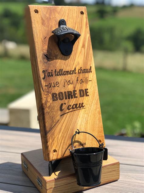 Décapsuleur mural en fonte sur fond de bois rustique