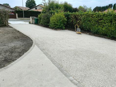 allée en gravillon calcaire blanc