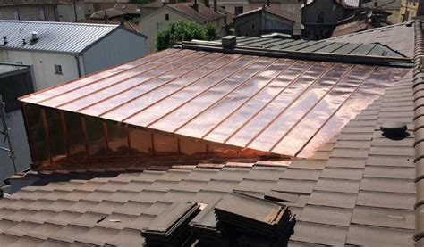Feuilles de cuivre posées sur une toiture