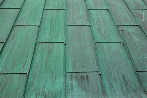 Vue d'une toiture en cuivre avec une patine verte