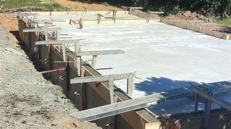 Surbot béton fraîchement coulé avec armatures