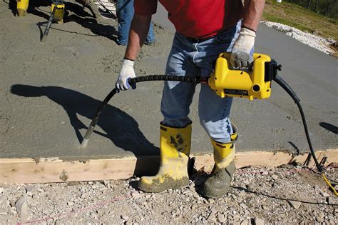 Vue rapprochée d'une aiguille vibrante en action dans du béton