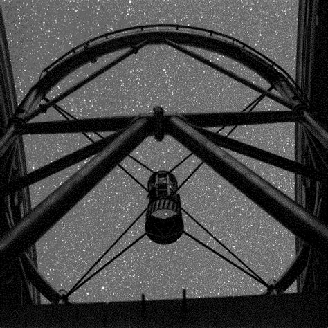 Aperçu d'une portion du ciel austral au travers de la trappe d'ouverture d'un télescope