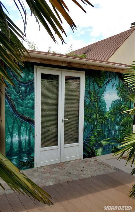 Fresque murale extérieure avec paysage de jungle et cascade