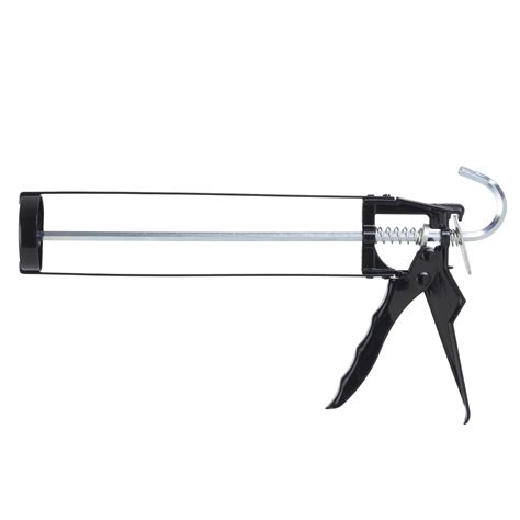 Pistolet à mastic en action, appliquant un cordon de silicone.