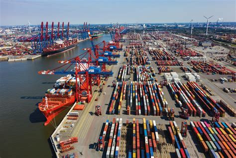 Vue aérienne d'un grand port maritime moderne, montrant des grues et des conteneurs