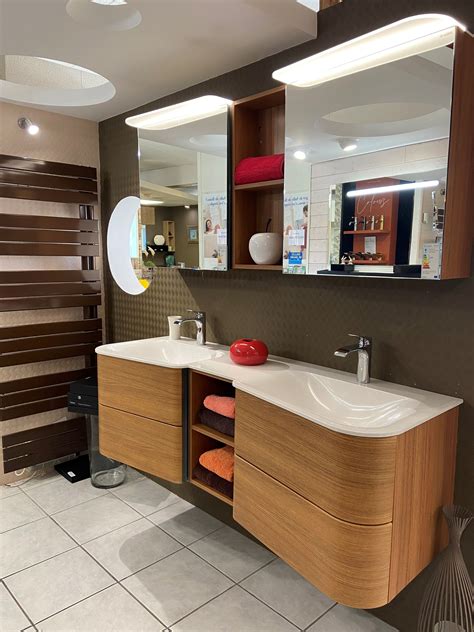 Vasque Colors dans un showroom