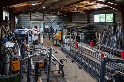 Atelier de métallerie avec des structures métalliques en cours de fabrication