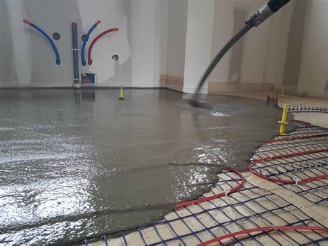 Image d'une équipe appliquant de la chape fluide avec une pompe