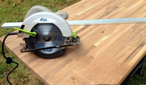 Scie circulaire coupant un plan de travail