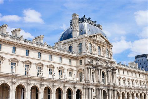 Monument historique avec une façade ancienne