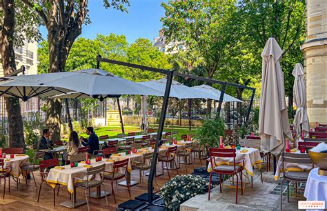 Image d'une terrasse de restaurant avec des cloisons vitrées et un portillon