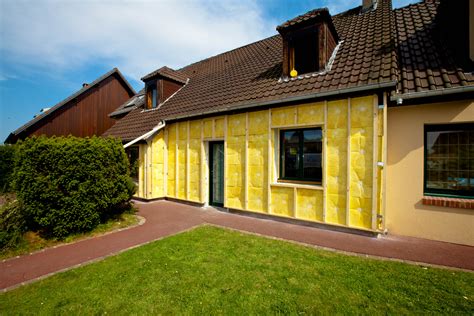 Maison en pisé rénovée avec isolation extérieure