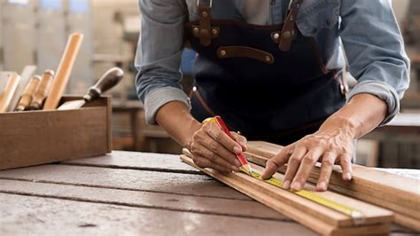 Menuisier travaillant le bois