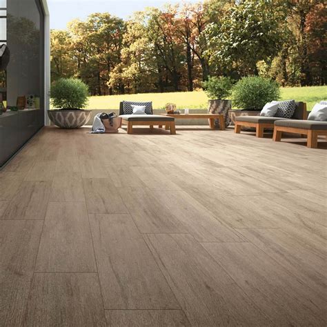 Carrelage imitation bois marron clair pour une terrasse