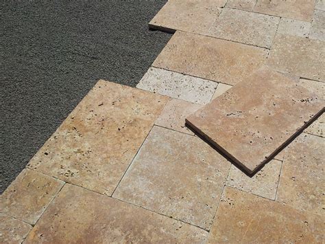 Dalles de terrasse aspect pierre naturelle marron