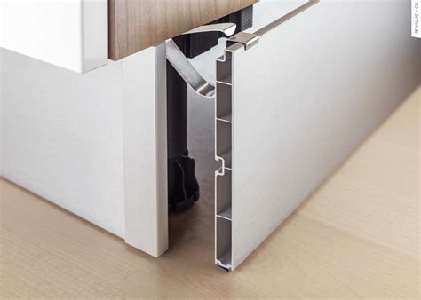 Exemples de plinthes de cuisine en bois, PVC et aluminium