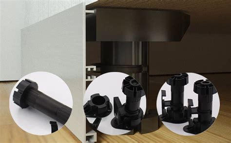 Schéma expliquant le système de fixation par clips pour plinthes de cuisine