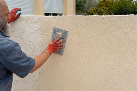 Outils d'application d'enduit sur un mur