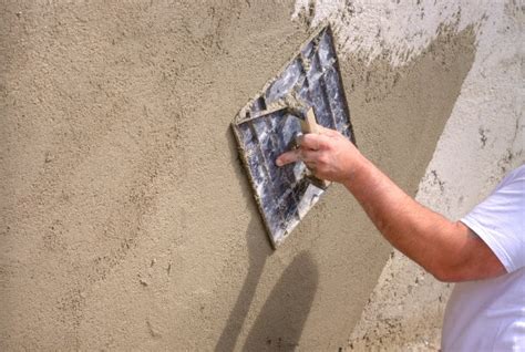 Application d'enduit à la taloche pour égaliser un mur