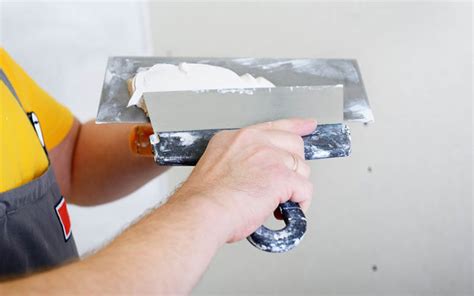 Application d'enduit de lissage fin à la spatule