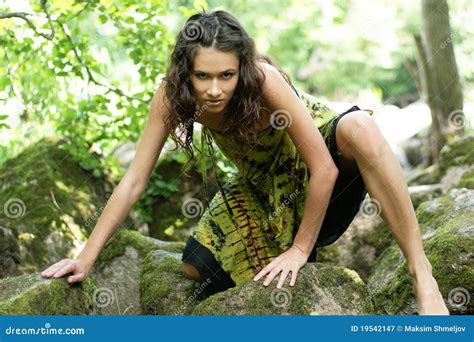 Une femme sauvage dans une forêt sombre