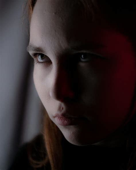 Une femme aux yeux intenses fixant la caméra