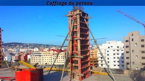 Gros plan sur un coffrage de poteau circulaire en cours d'installation