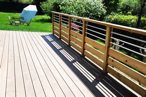 Garde-corps en bois de style claire-voie