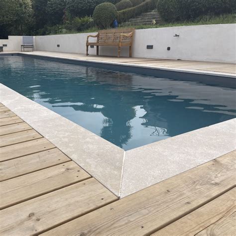 Piscine avec margelles en béton