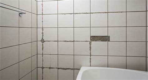 Comparaison visuelle entre un carrelage mal posé et un carrelage bien posé