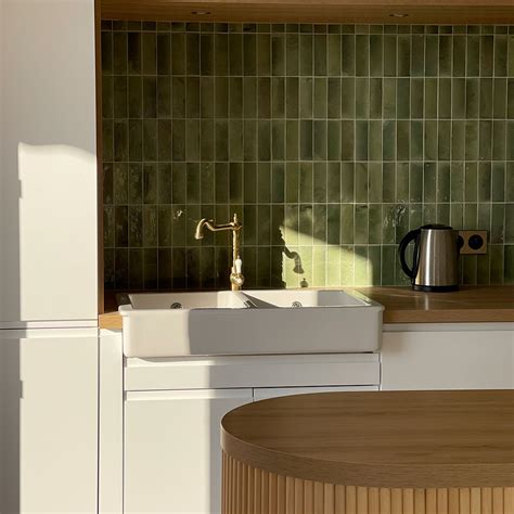 Zoom sur des carreaux de zellige aux couleurs chatoyantes