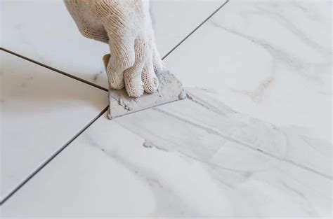 Gros plan sur des joints de carrelage parfaitement réalisés