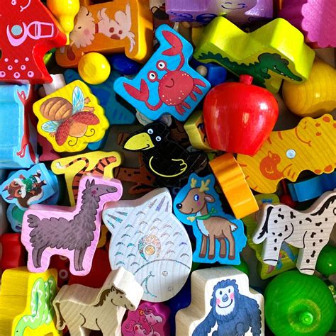 Un assortiment de pièces détachées de jeux de société, triées par couleur et forme