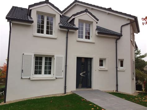 Façade de maison peinte en blanc crème