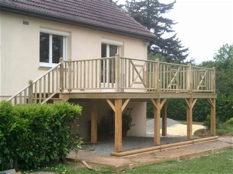 Terrasse en bois sur pilotis avec vue sur le jardin