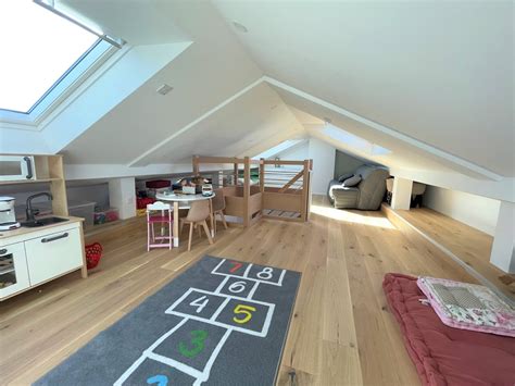 Aménagement intérieur d'une salle de jeux dans des combles