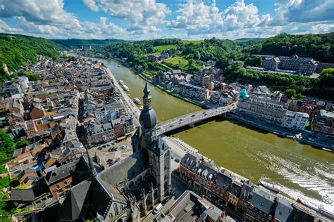 Vue aérienne de Dinant avec la Meuse