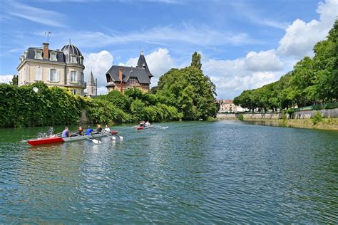 Foule spectateurs au bord de la Meuse pour la régate
