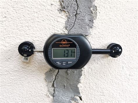 Image d'un fissuromètre installé sur un mur