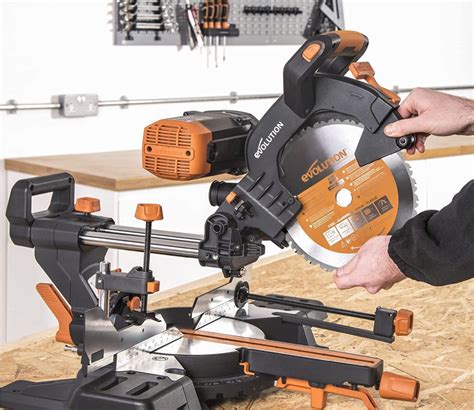 Outils de coupe pour plastique : scie à métaux, boîte à onglet, cutter