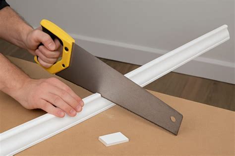 Technique de coupe de baguette d'angle PVC avec boîte à onglet