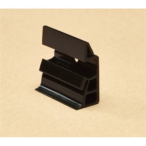 Schéma d'installation de clips de fixation pour plinthes