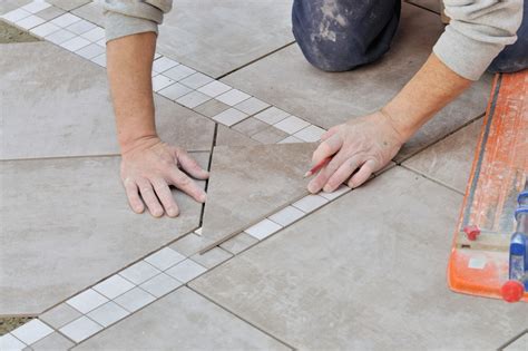Artisan carreleur travaillant sur un chantier