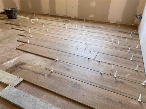 Pose de carrelage imitation parquet dans un salon