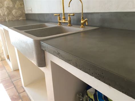 Plan de travail de cuisine en béton ciré moderne