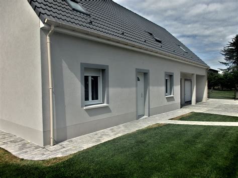 Façade d'une maison avec un enduit monocouche gratté de couleur claire