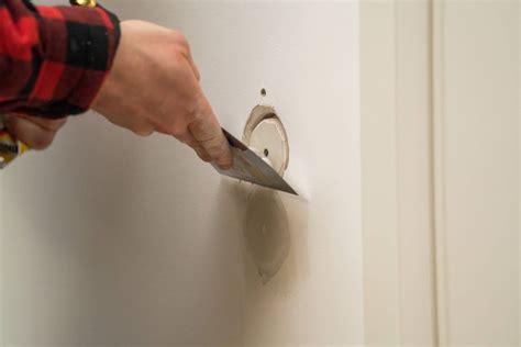 meuble en teck avec un trou à reboucher