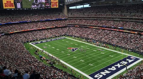 Stade de football américain avec pelouse