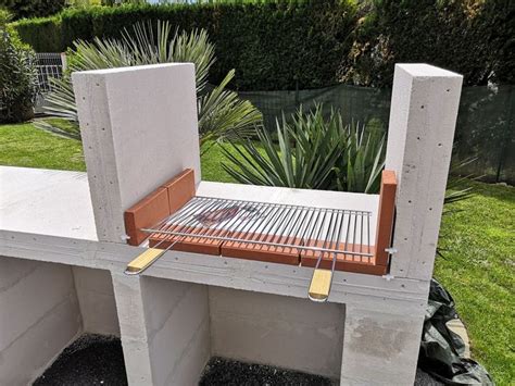 Préparation de la base d'un barbecue extérieur avec dalle en béton